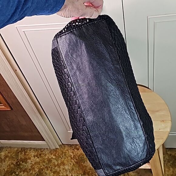 Tote Bag by Vera Wang Woven Black Side and Back Pocket Magnetic closure - Picture 7 of 9